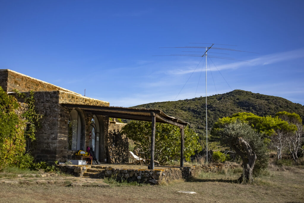 Dammuso house with the 7-element multiband Yagi on Pantelleria