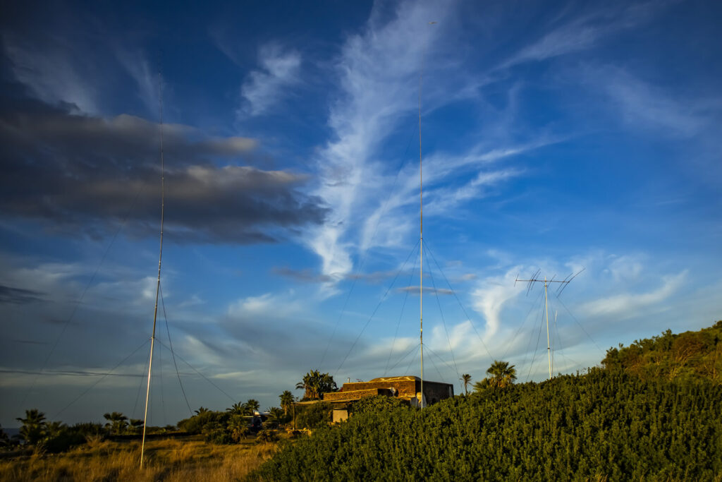 IH9/OK1M antennas on Pantelleria – verticals and 7-element multiband Yagi next to a traditional dammuso